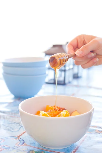 Pouring Honey — Stock Photo, Image