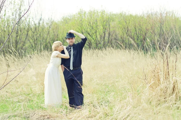 Appena sposati giovane coppia in giardino vestita retrò — Foto Stock