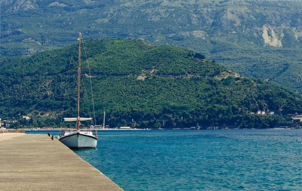 Yacht i förtöjning med bergen i bakgrunden — Stockfoto