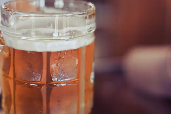 Cerveza ligera de primer plano en un vaso —  Fotos de Stock