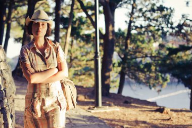 Kameraya bakarak şapkalı genç kız