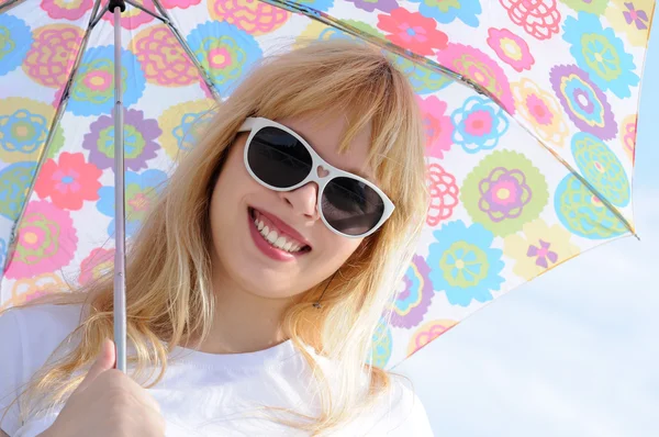 Usměvavá dívka s deštníkem — Stock fotografie