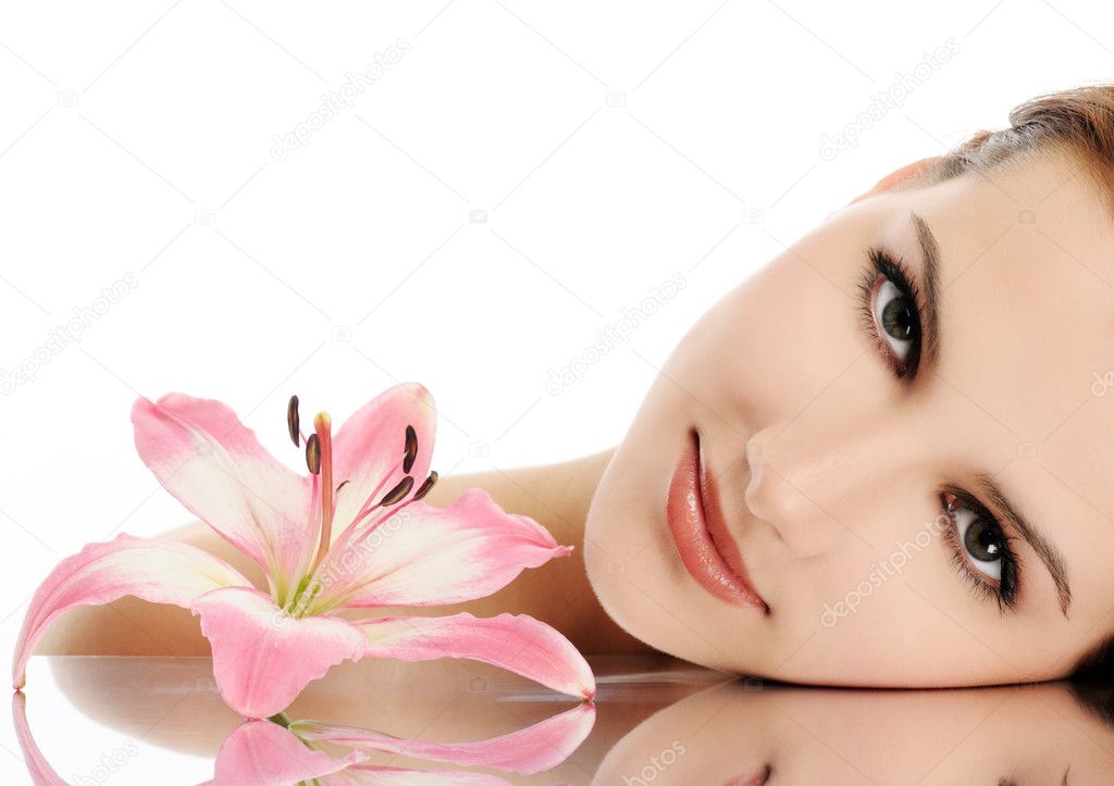 Портрет красивой девушки с розовой лилией