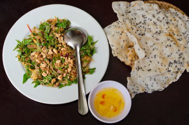 Vietnamca rendelenmiş domuz salata