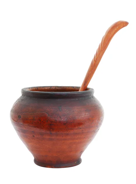 Глиняный горшок с деревянной ложкой — стоковое фото