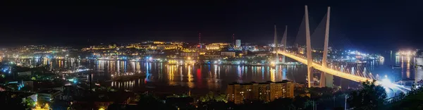 Jembatan Kota Vladivostok diterangi di malam hari — Stok Foto
