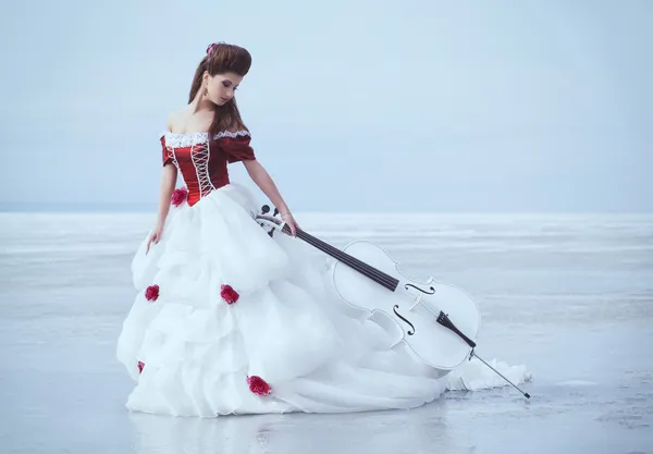 Schöne Brünette in einem Kleid — Stockfoto