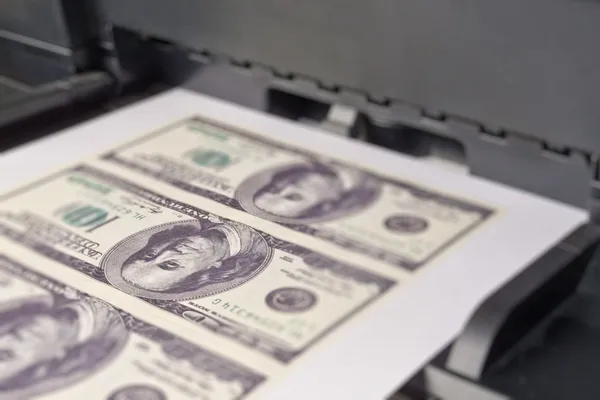 Печать денег — стоковое фото