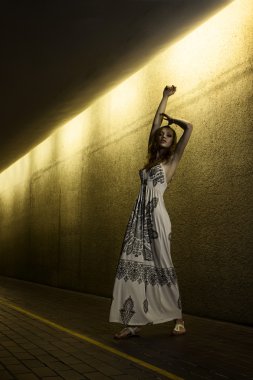 post modern kentsel ortamlarda beyaz elbise ile güzel moda model kız portresi