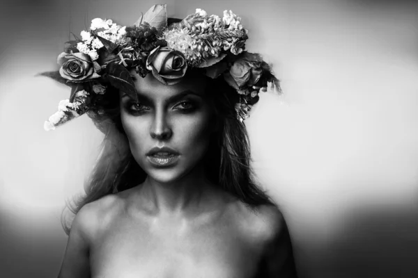 Bonita atraente sexy jovem modelo de moda brasileira vestindo uma coroa de flores — Fotografia de Stock