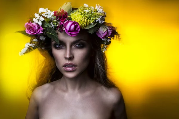 꽃 왕관을 착용 하는 아름 다운 매력적인 섹시 한 젊은 브라질 패션 모델 — 스톡 사진