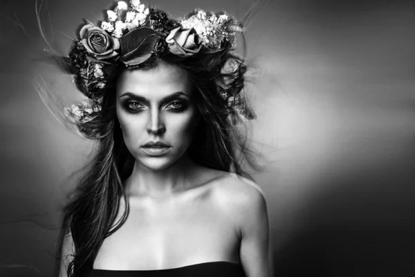 Hermosa atractiva sexy modelo brasileña joven con una corona de flores — Foto de Stock