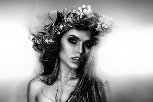 Bella attraente sexy giovane modella brasiliana indossando una corona di fiori — Foto Stock
