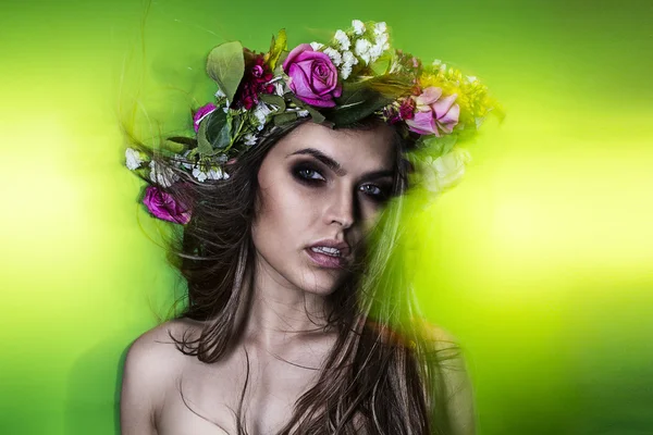 花の冠を身に着けて美しい魅力的なセクシーな若いブラジル ファッション モデル — ストック写真