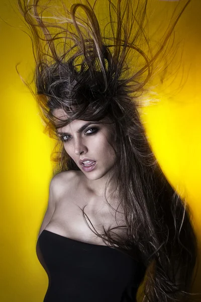 Rüzgar tarafından üflenir saçlı güzel çekici seksi genç Brezilyalı moda model — Stok fotoğraf
