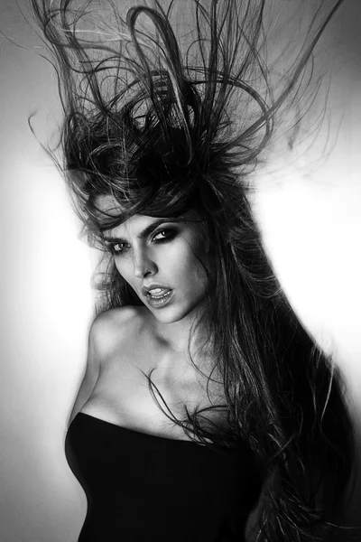 Όμορφη ελκυστική σέξι νέους βραζιλιάνικη μόδα μοντέλο με μαλλιά που διοχετεύεται από τον άνεμο — Φωτογραφία Αρχείου