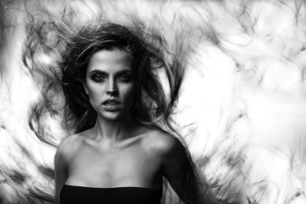Hermosa atractiva sexy joven brasileña modelo de moda con el pelo soplado por el viento —  Fotos de Stock