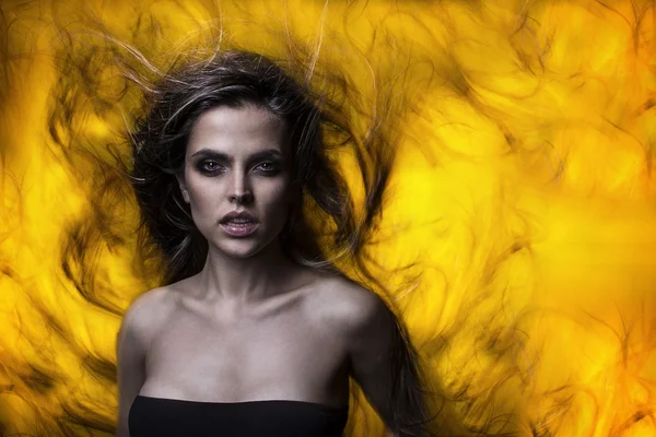 Hermosa atractiva sexy joven brasileña modelo de moda con el pelo soplado por el viento — Foto de Stock