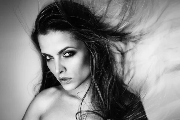 Vackra attraktiva sexiga unga brasilianska modell med hår blåst av air studio skott — Stockfoto