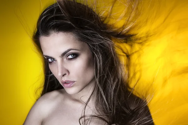 Mooie aantrekkelijke sexy jonge Braziliaanse mode model met haar geblazen door de lucht studio opname — Stockfoto