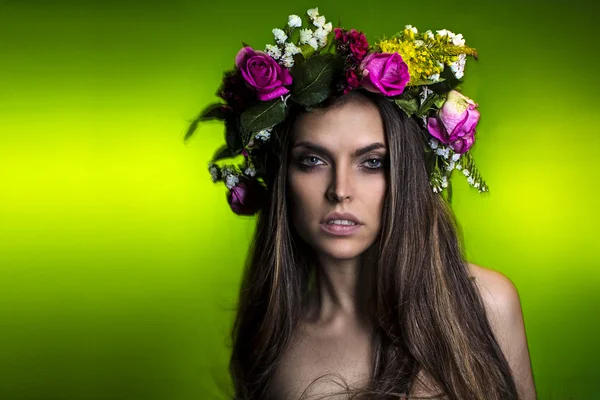 Hermosa atractiva sexy modelo brasileña joven con una corona de flores — Foto de Stock