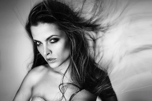 Krásná atraktivní sexy brazilská modelka s vlasy mu vlály vzduchem Studio zastřelil — Stock fotografie