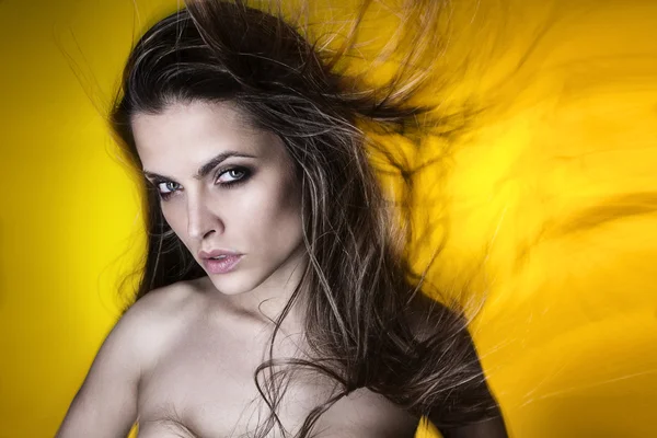 Gyönyörű vonzó szexi fiatal brazil divat modell haját fújta a levegő stúdió felvétel — Stock Fotó