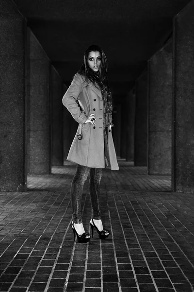 Ritratto di una giovane modella in città vestita da urbano — Foto Stock
