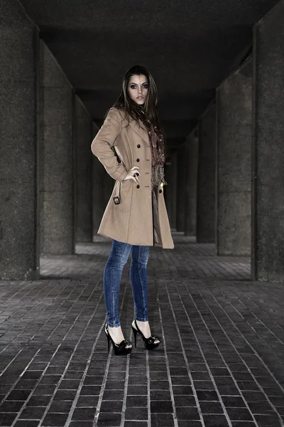 Retrato de um jovem modelo na cidade vestindo roupa urbana — Fotografia de Stock
