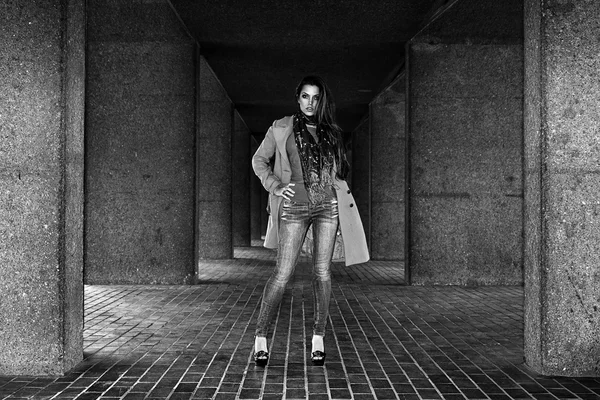 Retrato de una joven modelo en la ciudad vestida con atuendo urbano — Foto de Stock