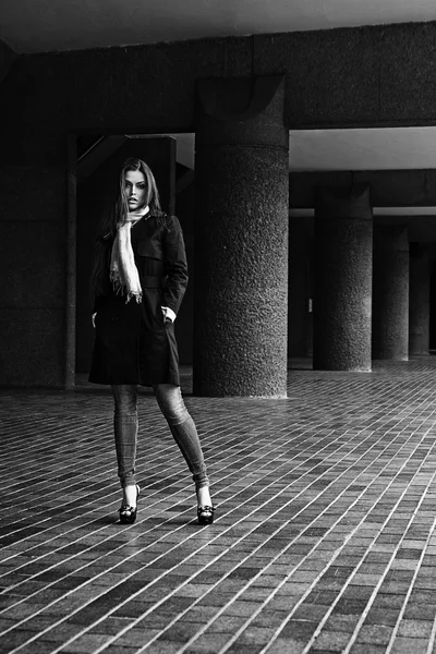 Retrato de una joven modelo en la ciudad vestida con atuendo urbano —  Fotos de Stock