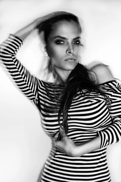 Schöne attraktive sexy junge brasilianische Mode-Modell mit Haaren durch die Luft geblasen Studioaufnahme — Stockfoto