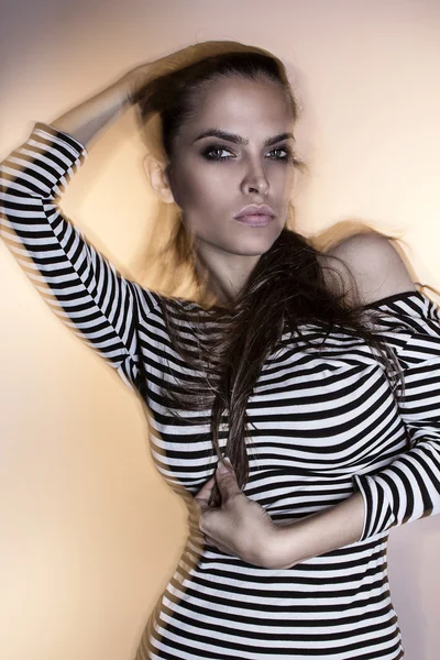 空気スタジオ ショットに吹かれて髪の美しい魅力的なセクシーな若いブラジル ファッション モデル — ストック写真