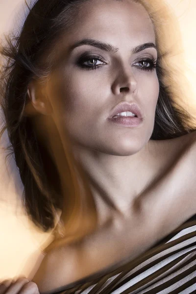 Schöne attraktive sexy junge brasilianische Mode-Modell mit Haaren durch die Luft geblasen Studioaufnahme — Stockfoto