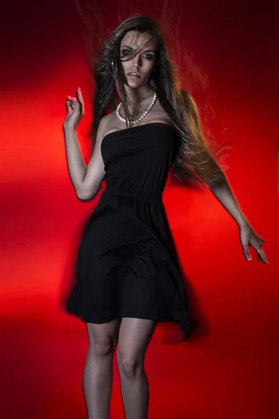 Hermosa atractiva sexy joven brasileña modelo de moda con el pelo soplado por el estudio de aire de disparo —  Fotos de Stock
