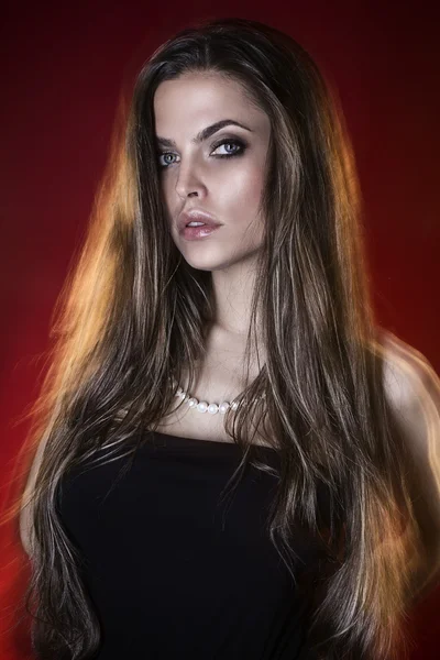 Bonita atraente sexy jovem modelo de moda brasileira com cabelo soprado pelo estúdio de ar tiro — Fotografia de Stock