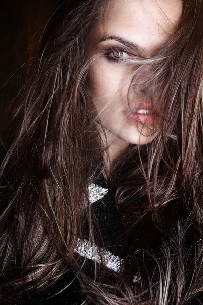 Belle sexy jeune mannequin brésilien sexy avec les cheveux soufflés par l'air studio tourné — Photo