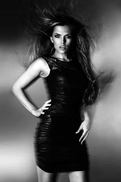 Hermosa atractiva sexy joven brasileña modelo de moda con el pelo soplado por el estudio de aire de disparo — Foto de Stock