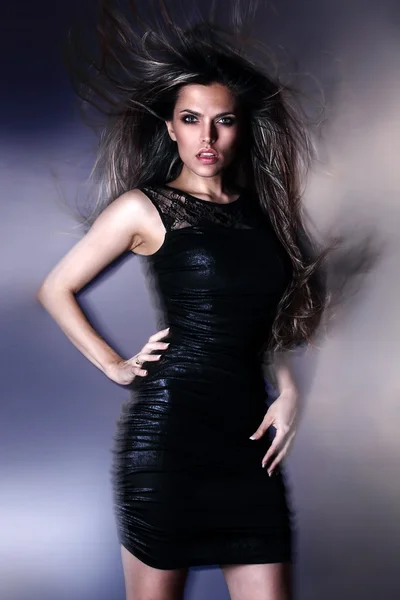 Bella attraente sexy giovane modello di moda brasiliano con i capelli soffiati dallo studio aereo girato — Foto Stock