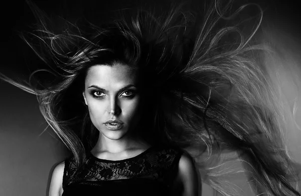 총 공기 스튜디오에 의해 머리를 가진 아름 다운 매력적인 섹시 한 젊은 브라질 패션 모델 — 스톡 사진