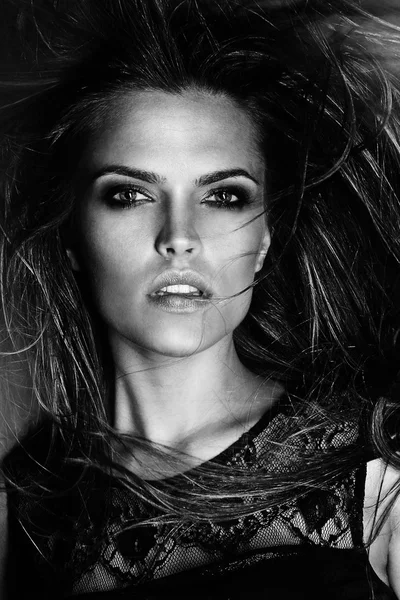 Belle sexy jeune mannequin brésilien sexy avec les cheveux soufflés par l'air studio tourné — Photo