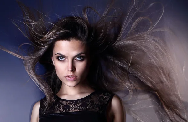 Vackra attraktiva sexiga unga brasilianska modell med hår blåst av air studio skott — Stockfoto