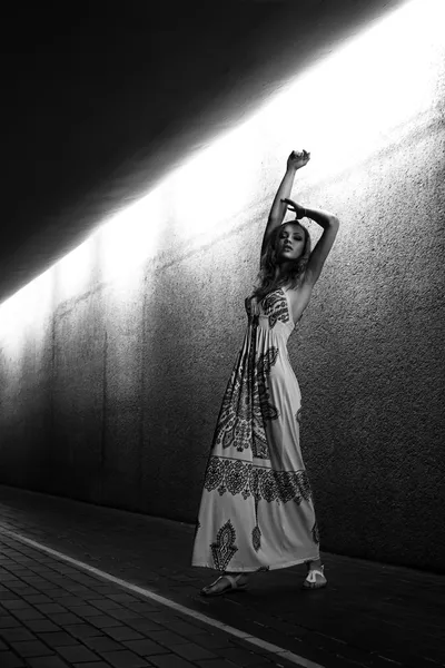 Portré egy szép divat modell lány fehér ruha-a post modern városi környezetben — Stock Fotó