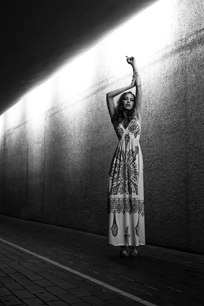Retrato de una hermosa modelo de moda con vestido blanco en entornos urbanos posmodernos —  Fotos de Stock