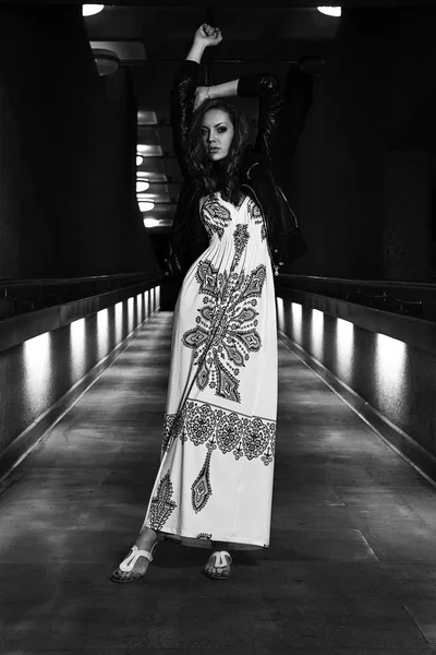 Portret van een mooie mode model meisje met witte jurk in post-moderne stedelijke instellingen — Stockfoto