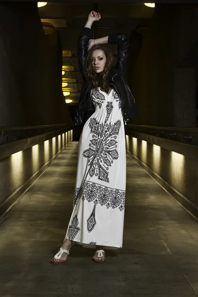 Προσωπογραφία κοριτσιού μοντέλο όμορφη μόδας με λευκό φόρεμα σε σύγχρονη αστική ρυθμίσεις θέση — Φωτογραφία Αρχείου