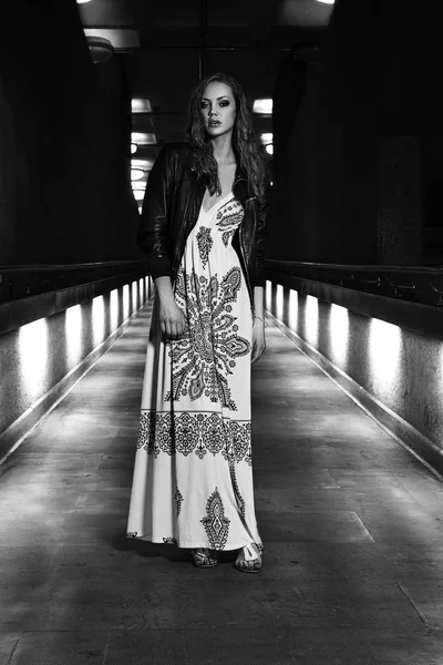 Retrato de uma bela menina modelo de moda com vestido branco em cenários urbanos pós-modernos — Fotografia de Stock