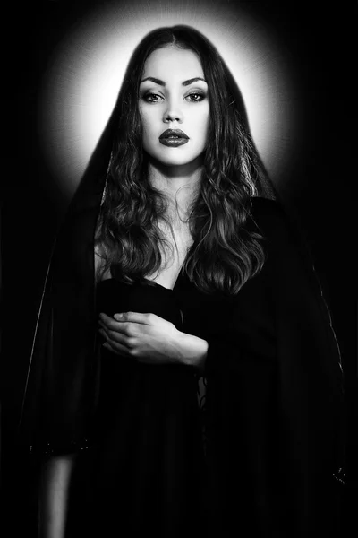 Mode modell porträtt ser ut som Jungfru Maria eller maria magdalena — Stockfoto