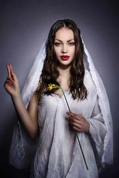 时装模型肖像看起来像圣母玛利亚或玛丽亚马格达莱纳 — 图库照片