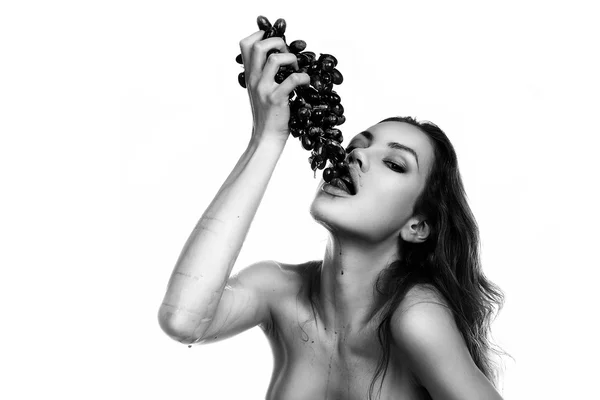 Hermosa joven jugando a comer con uva — Foto de Stock